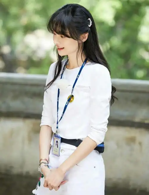 甜美系女神郑爽一袭黑发搭配白色套装清纯大方惹人爱