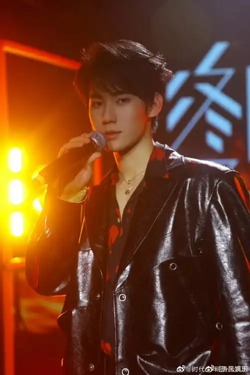 一眼看到了张张的双眼皮,眼睛真的太漂亮了#张真源怼脸自拍照