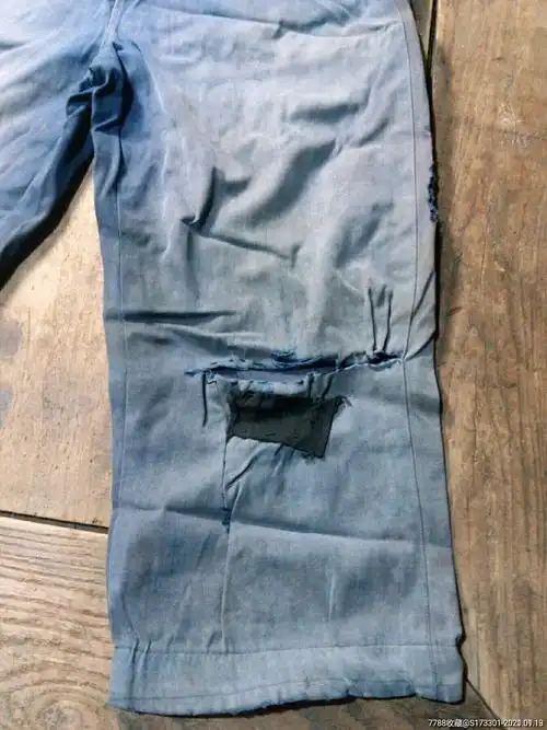 老蓝布裤子有褪色补丁有破
