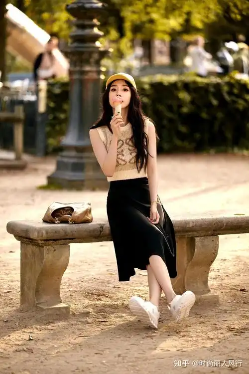 杨幂最新美照曝光穿露脐背心展现傲人沙漏身材颜值快嫩成少女