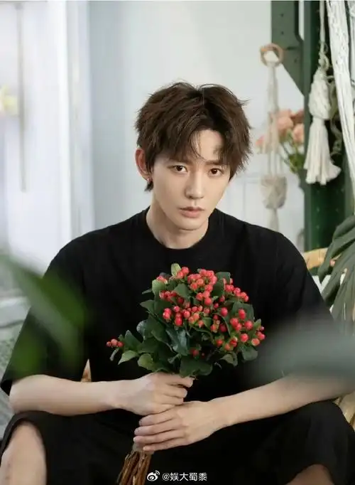 邓为直播自己抓造型调光