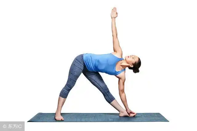 瑜伽三角伸展式既能缓解更年期不适还能缓解坐骨神经痛
