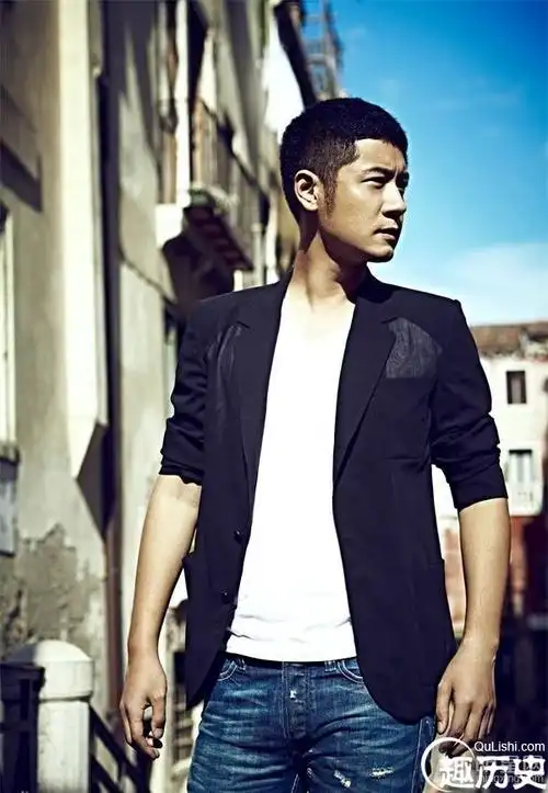 的野性,一件设计简洁的黑色外套更是将其成熟稳重的一面展现给大家