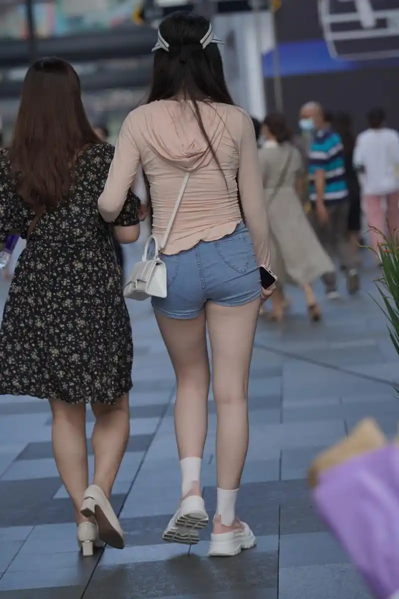 今天的牛仔裤太紧 虽然好看 但不舒服