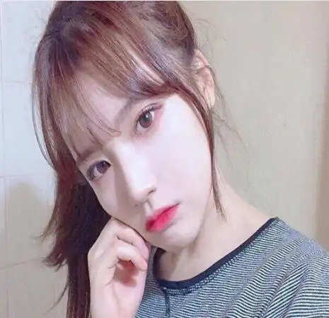 这样的空气刘海发型扎起来显得是很简单好看的,也是极唯美自然的