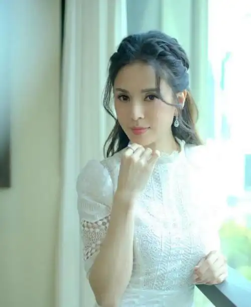 李若彤憔悴到让人心疼生图下眼袋皱纹都明显现老态气质仍高级