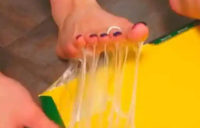 最强胶水有多牛?美女不信邪光脚踩下去,结果无法自拔!