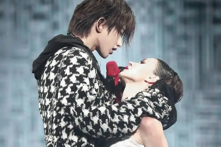 蔡徐坤借位吻张力拉满