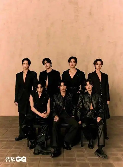 tnt时代少年团登封gq 五月刊,全员黑色西装搭配白色假领