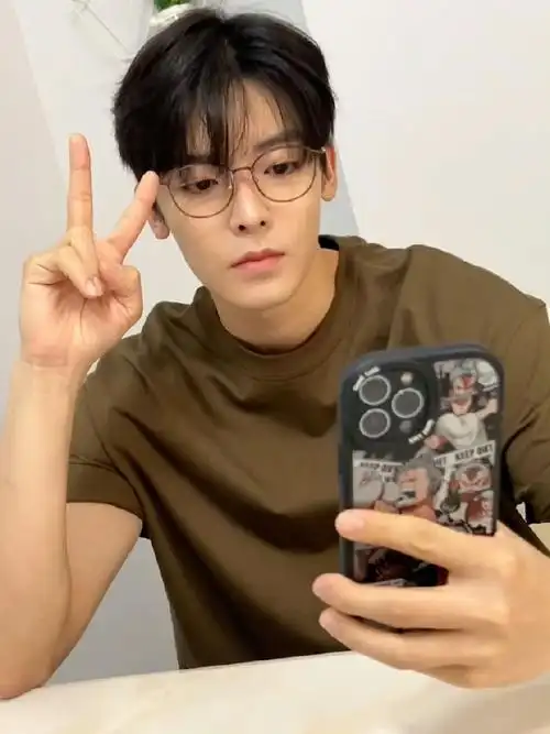 侯明昊顺毛戴眼镜