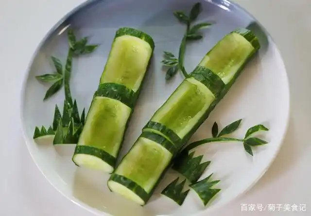 这道菜叫竹报平安,寓意富足吉祥,造型像一幅画,真舍不得吃