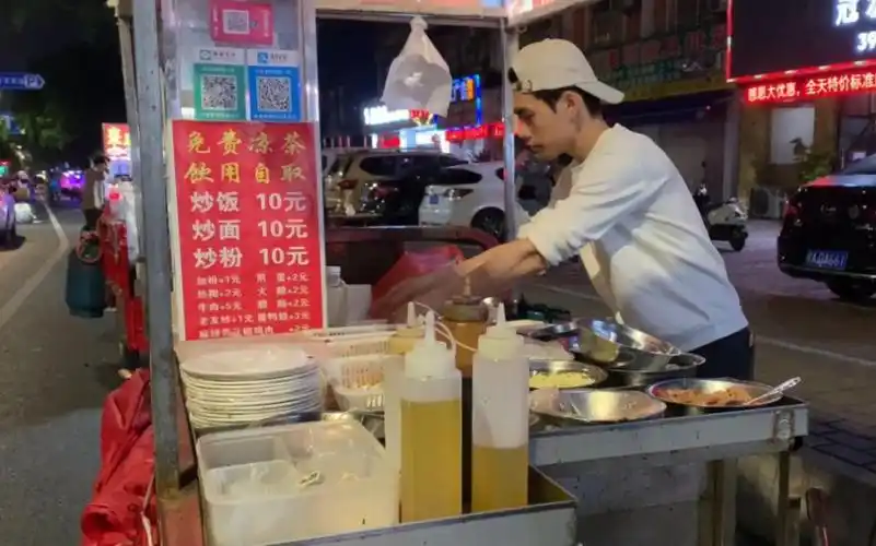 干学厨太累,帅哥自己摆摊卖炒粉,只为轻松自在一点