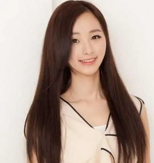 与肩膀平齐的发型属于中长发,可以满足初中女生对于长发的需求,容易