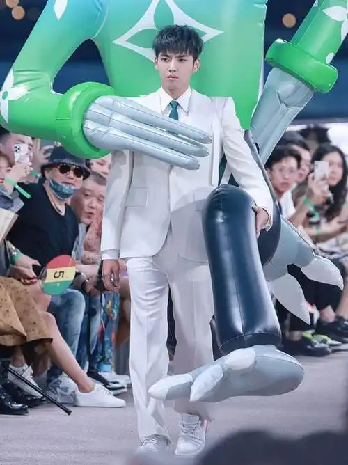 lv春夏21男装秀,吴亦凡背两米高玩偶走秀,他是怎么忍住不笑的