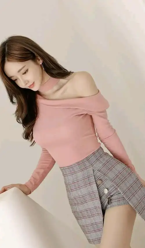 优雅女神孙允珠穿搭烟粉玫瑰斜肩挂领包臀裙最美是香肩