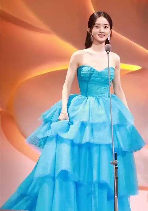 34岁赵丽颖与35岁张小斐,同穿抹身材蓝色长裙,气质差距一目了然_礼服