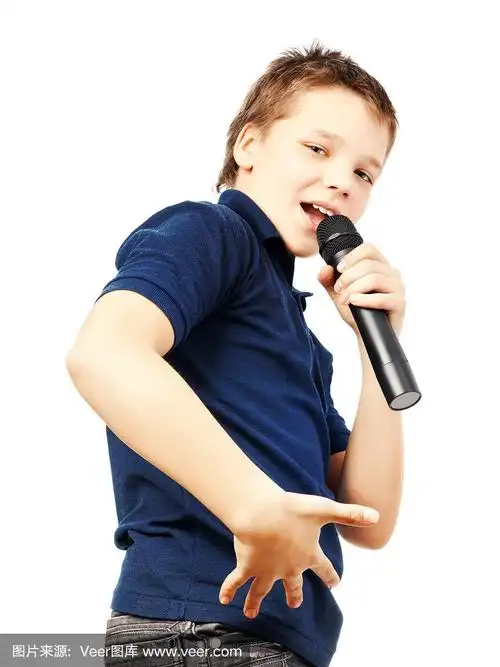 一个十几岁的男孩对着麦克风唱歌并做手势.非常情绪化.
