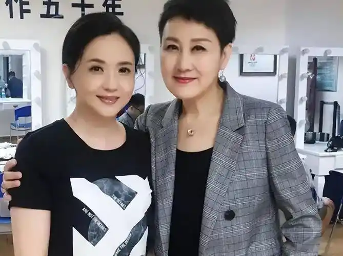 陶慧敏是圈内的人缘非常好,家里有一个爱她的丈夫,爱她的女儿,这对于