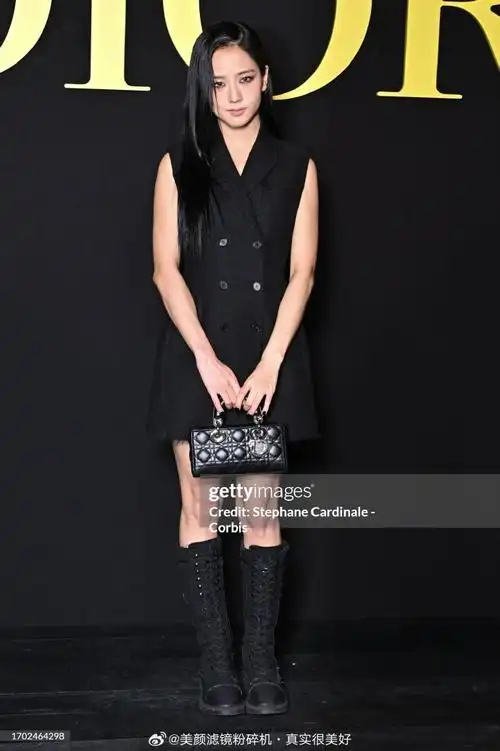 投稿金智秀 jisoo巴黎时装周生图#金智秀待遇