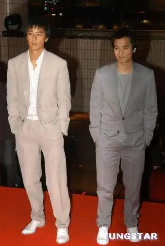 图文:香港金像奖星光大道 帅哥档吴彦祖冯德伦