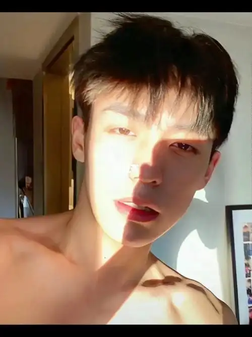 虽然这孩子抽烟很帅但是未成年请勿模仿#余庆伟  #人鱼线的pdd  #不是