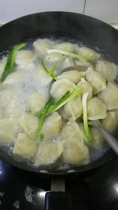 猜猜煮饺子,为什么要放大葱呢?