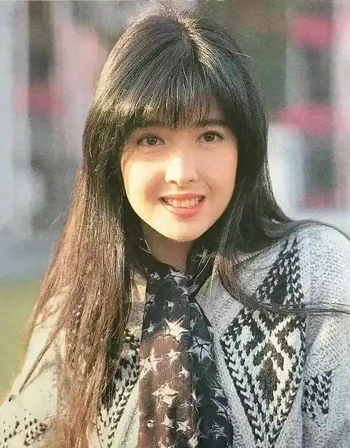 看到57岁的周慧敏,我悟了:穿衣温婉高级,发不烫不染