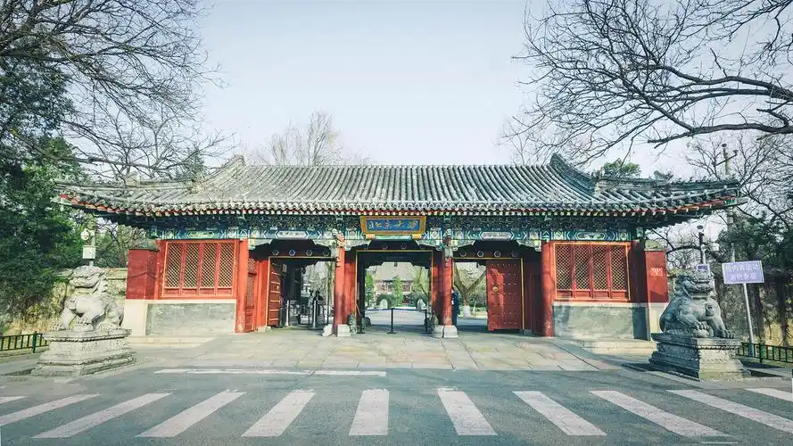 北京大学西门疫情防控期间