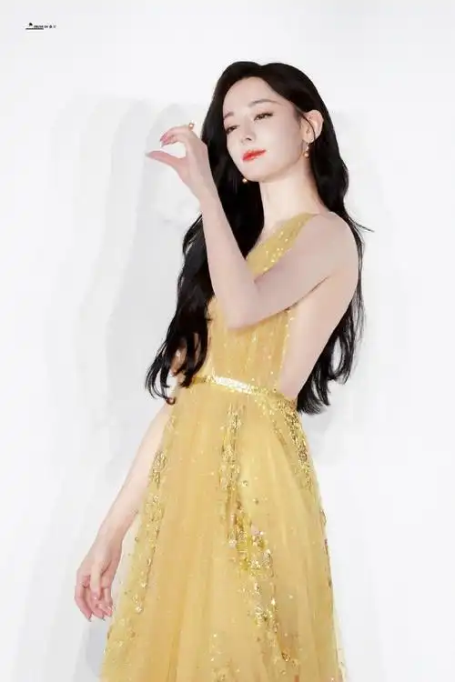 迪丽热巴轻纱拖地裙#迪丽热巴 今日活动造型,波浪卷发造型,搭配蚁袭