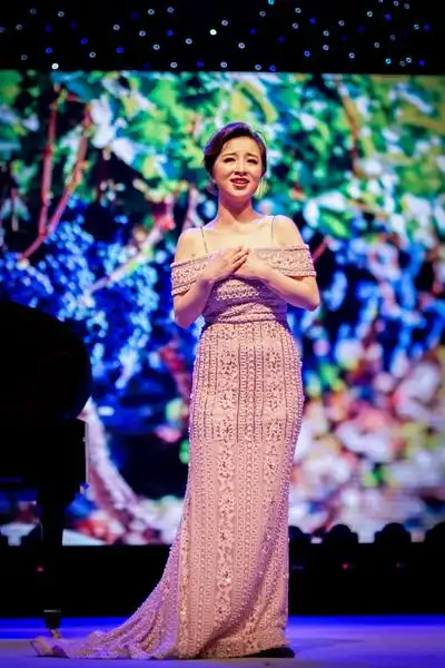 女高音歌唱家 王晔演唱新疆民歌【一杯美酒】 学通社记者 王梓安摄