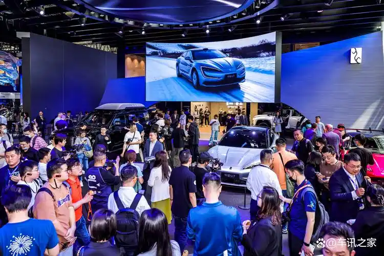 三大展台人气爆棚,仰望全系参加北京车展如果要论近期的北京车展,在w1