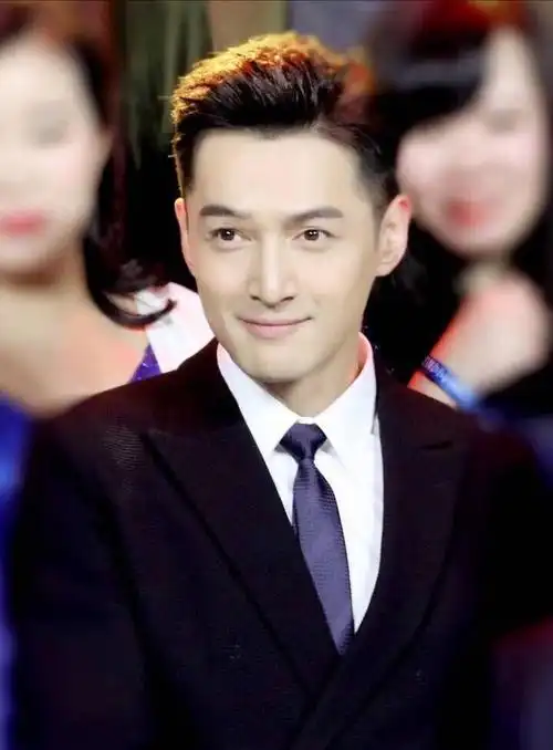 胡歌官宣结婚后老婆首次公开露面,素颜穿黑衣帅气依旧