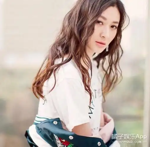 演员名字叫杨亚,毕业于上海戏剧学院07导演系.