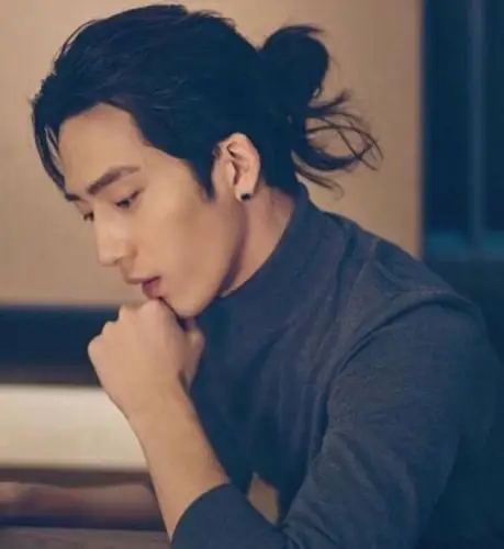 井柏然留起了长发