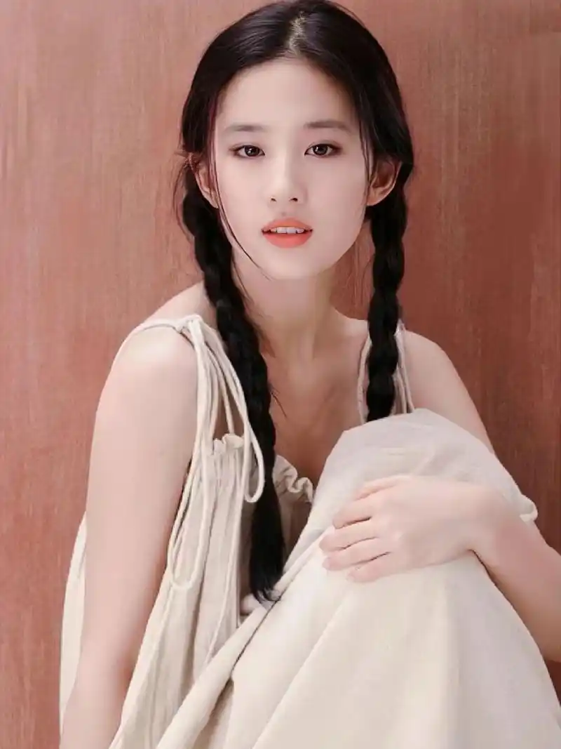 早期双麻花辫清纯写真,百看不厌  神仙姐姐刘亦菲一直以来都是很多人