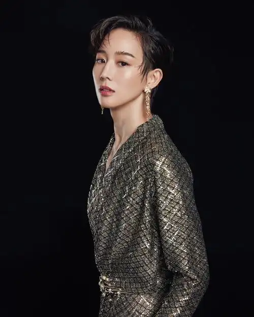 打开凤凰新闻,查看更多高清图片张钧甯台北电影奖颁奖人张钧甯台北