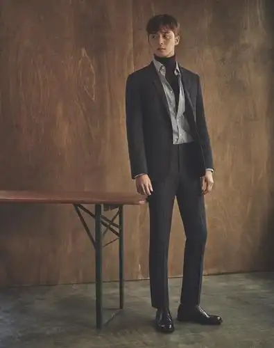 朴叙俊为服装品拍摄画报,展现让人面红的致命性感魅力