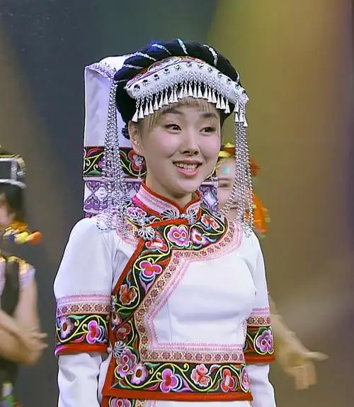 近日,美女歌手肖洋身着少数民族服装的一组照片曝光,照片中的她面带