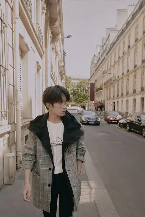 易烊千玺最新初秋街拍,少年郎信步街头,男神初长成_写真