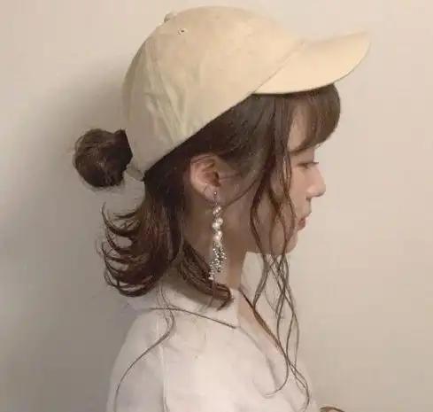 戴帽子扎发发型图片头发这么扎逛街约会都好看