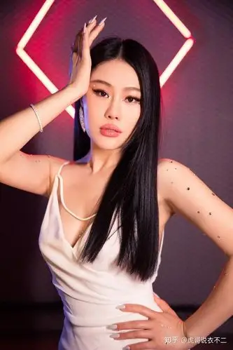 好身材就是要秀出来袁娅维穿吊带裙开叉开到大腿根太性感了