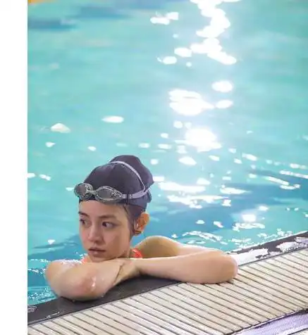 陈晓老婆超自信陈妍希昔日素颜去游泳趴泳池边不惧镜头