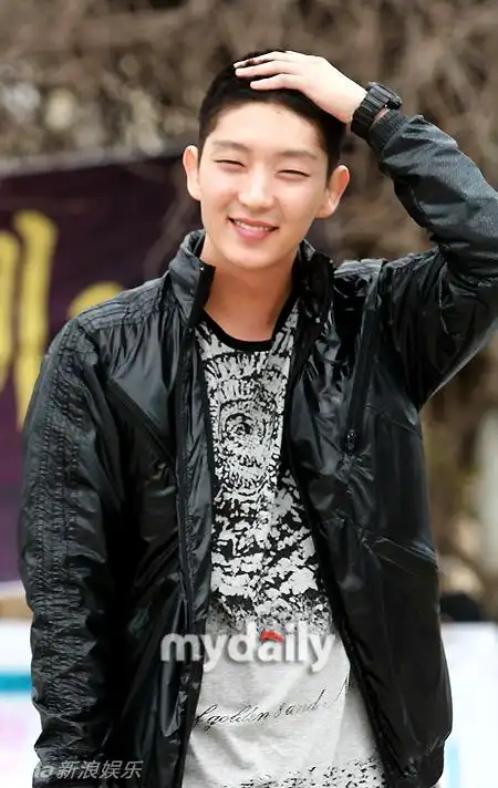 幻灯组图:韩国演员李准基入伍现场 剃短发摸头傻笑_高清图集_新浪网