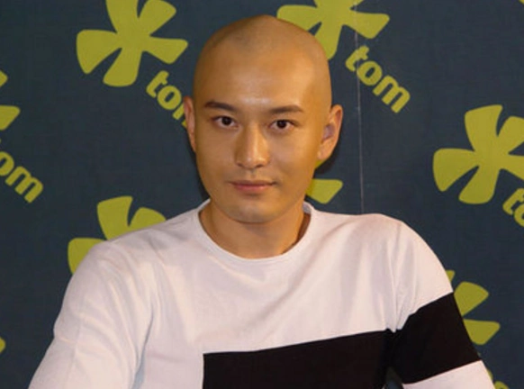 男星剃光头,黄晓明70分,李易峰84分,陈晓99分,而满分肯定是他