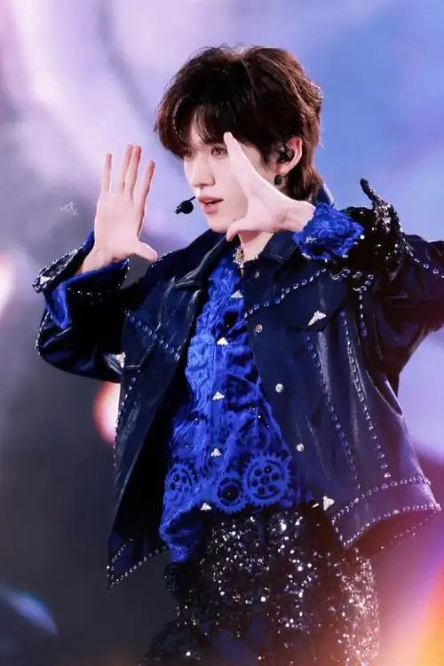 宋亚轩蓝色烟熏妆#  #宋亚轩翻唱蝴蝶#  #宋亚轩腹肌#  失恋循环