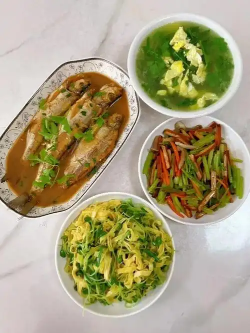 静默在家,重庆一家三口,做三菜一汤走红,网友:能喝口汤吗