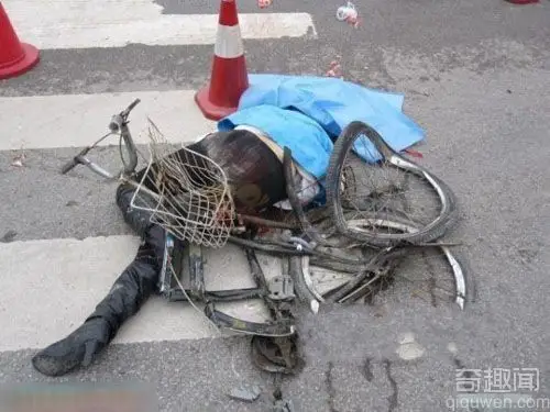 一位身材娇好的长靴女子,骑着自行车在过斑马线时被搅拌车碾爆头当场