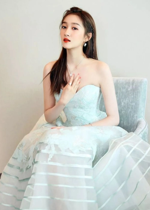 关晓彤和热巴同捂胸口,目的却截然相反,网友:难怪都不喜欢她!