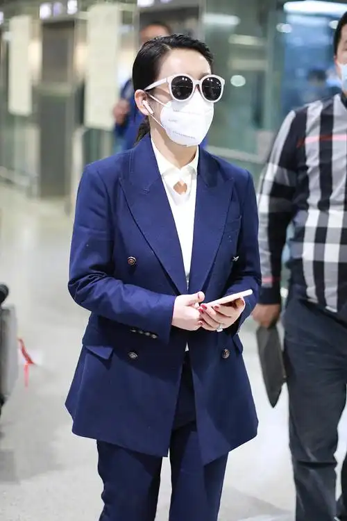 秦海璐穿西装利落干练 昂首阔步秒变霸道总裁