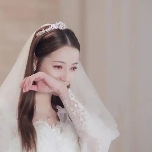 穿上婚纱的迪丽热巴美呆了